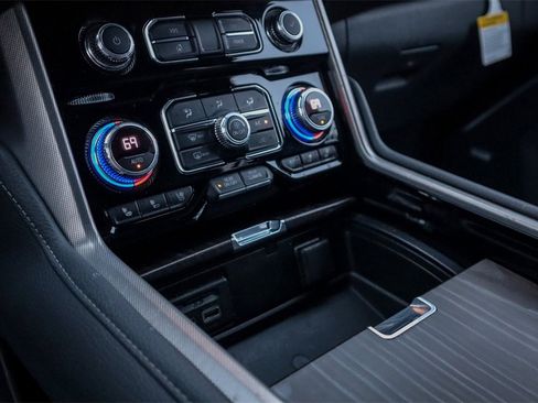 Used 2021 GMC Yukon XL Denali w/ Denali Premium Package image 18