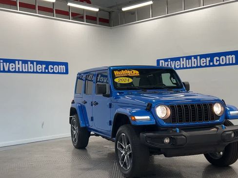 Used 2024 Jeep Wrangler Unlimited w/ Convenience Group AWD/4WD image 5