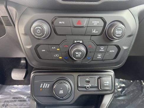Used 2023 Jeep Renegade Latitude AWD/4WD image 19