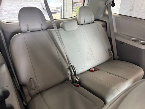 Used 2017 Toyota Sienna XLE w/ XLE Navigation Package FWD image 43