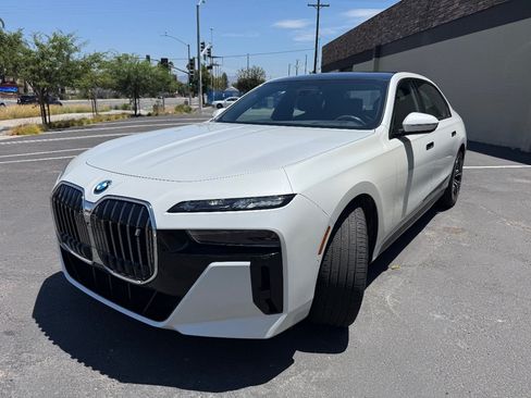 Used 2023 BMW i7 xDrive60 AWD/4WD image 5