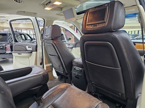Used 2013 Cadillac Escalade ESV Platinum RWD image 24