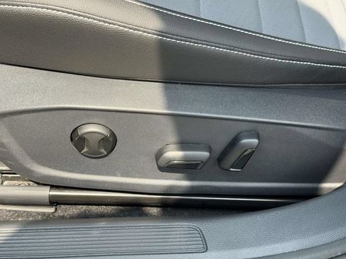Used 2025 Volkswagen Jetta SE FWD image 20