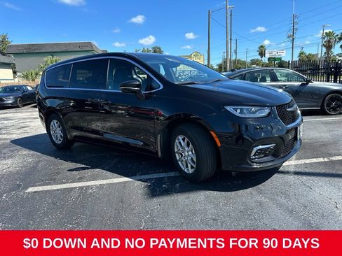 Used 2025 Chrysler Pacifica Select FWD image 2