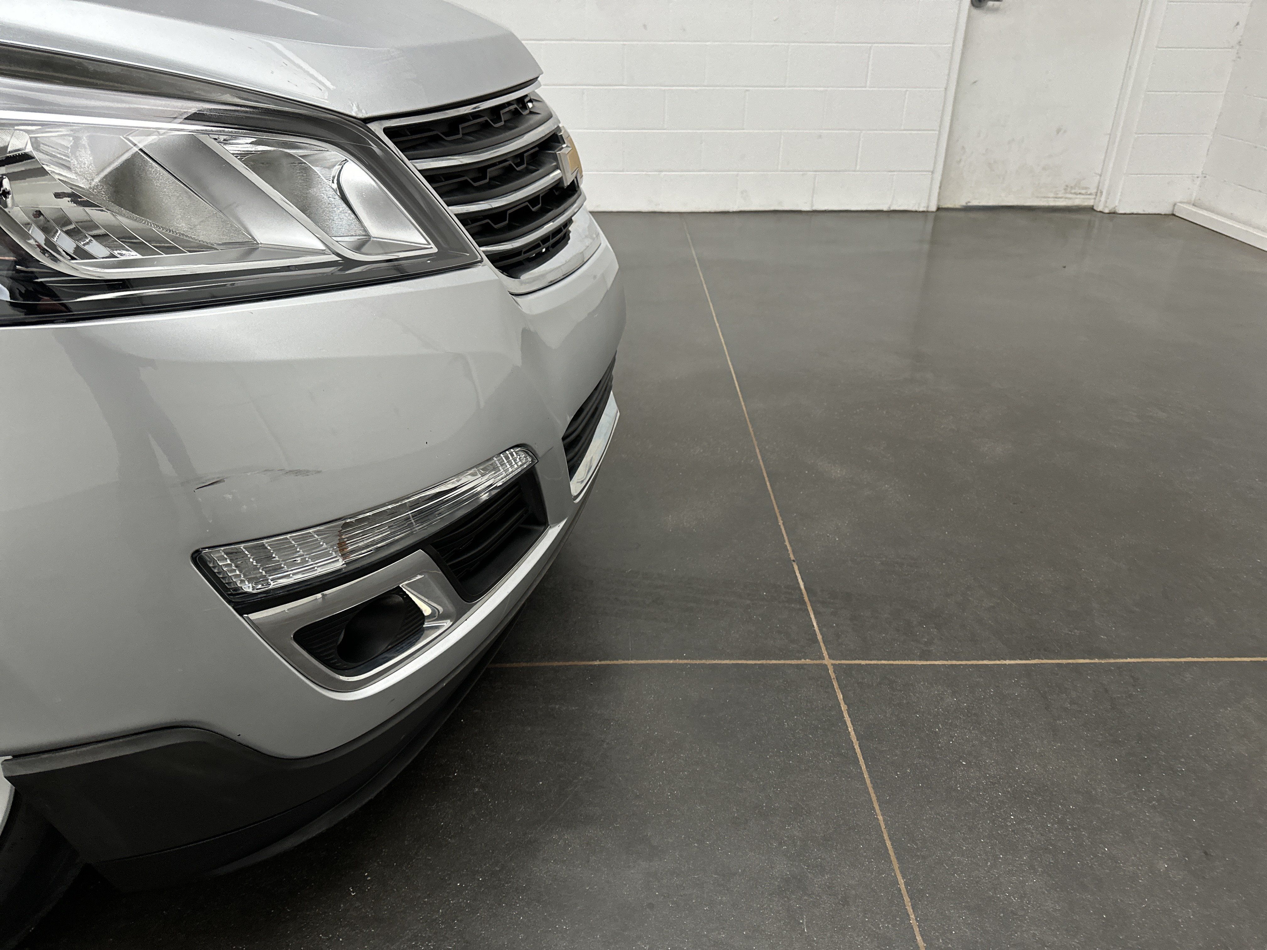 Used 2017 Chevrolet Traverse LT w/ Style and Technology Package FWD image 2
