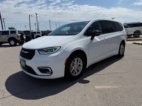 Used 2024 Chrysler Pacifica Touring-L FWD image 7