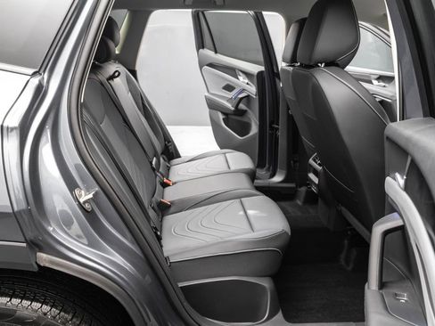 Used 2025 Volkswagen Tiguan SE image 25