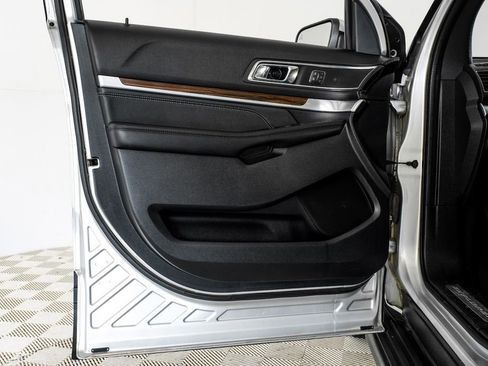 Used 2019 Ford Explorer Limited w/ Class III Trailer Tow Package FWD image 44