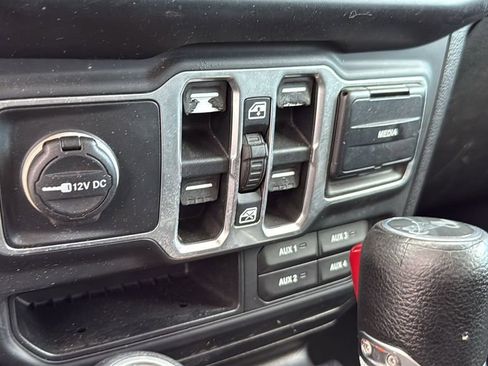 Used 2018 Jeep Wrangler Unlimited Sahara AWD/4WD image 34