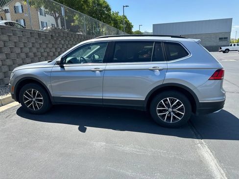 Used 2020 Volkswagen Tiguan SE w/ Panoramic Sunroof Package AWD/4WD image 8