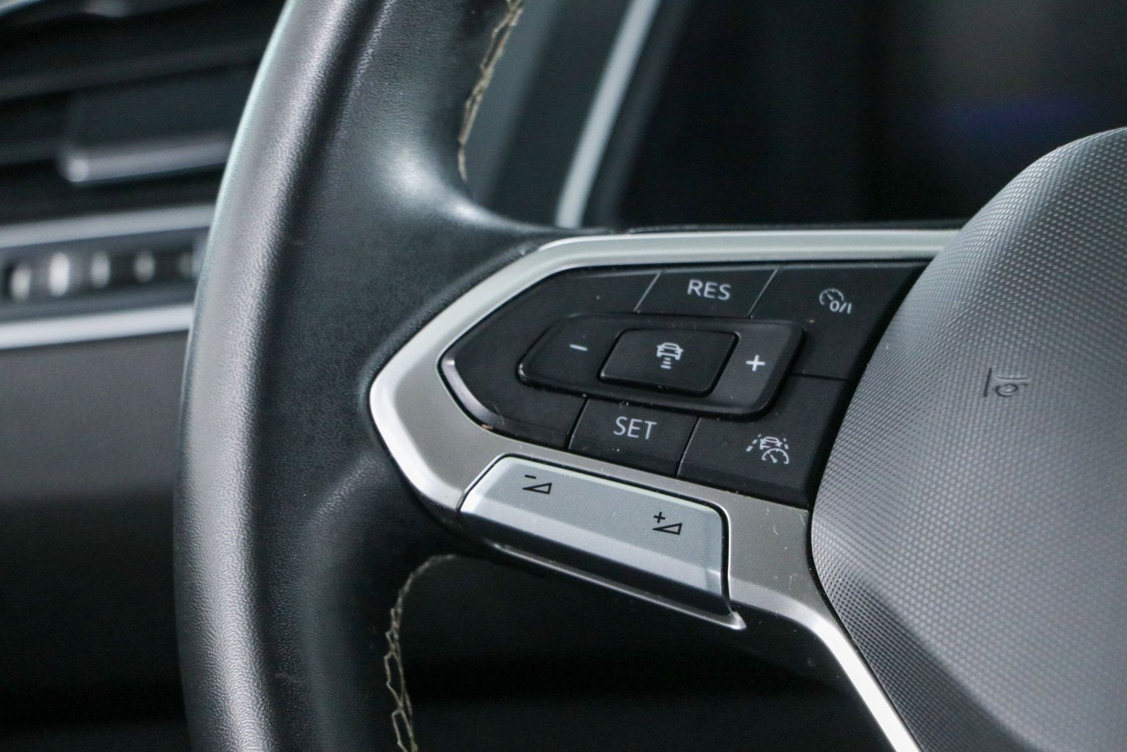 Used 2023 Volkswagen Tiguan SE w/ Panoramic Sunroof Package FWD image 13