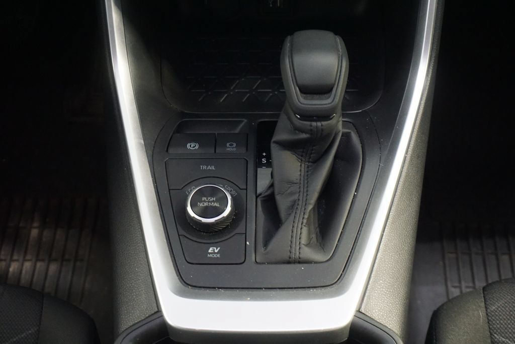 Used 2025 Toyota RAV4 XLE AWD/4WD image 27