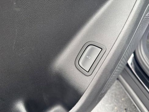 Used 2025 Chevrolet Traverse LT image 27