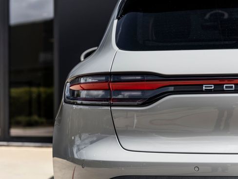 Certified 2025 Porsche Macan AWD/4WD image 14