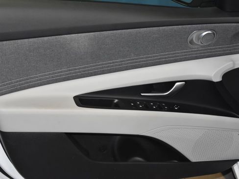 Used 2025 Hyundai Elantra Limited image 4