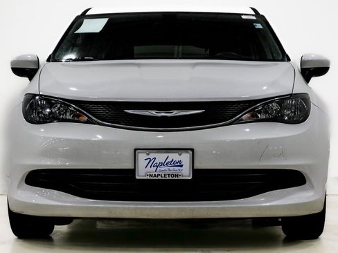 Used 2017 Chrysler Pacifica LX image 2