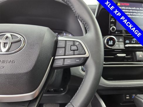 Used 2022 Toyota Highlander XLE image 30