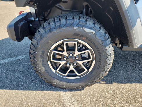 New 2025 Jeep Wrangler Unlimited Rubicon w/ Technology Group image 27