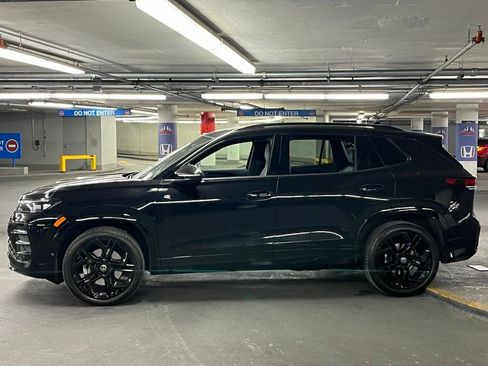 Used 2025 Volkswagen Tiguan SE R-Line image 31