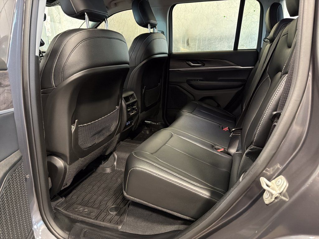 Used 2023 Jeep Grand Cherokee Limited AWD/4WD image 18