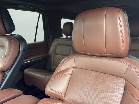Used 2025 Lincoln Navigator Reserve AWD/4WD image 9