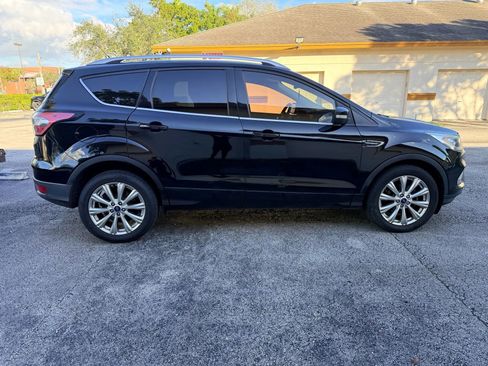 Used 2017 Ford Escape Titanium image 2