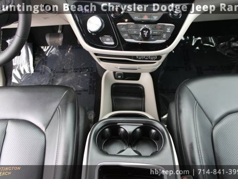 Used 2023 Chrysler Pacifica Touring-L image 14