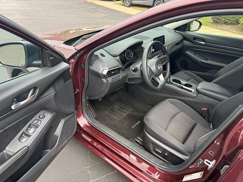 Used 2025 Nissan Altima 2.5 SV FWD image 8