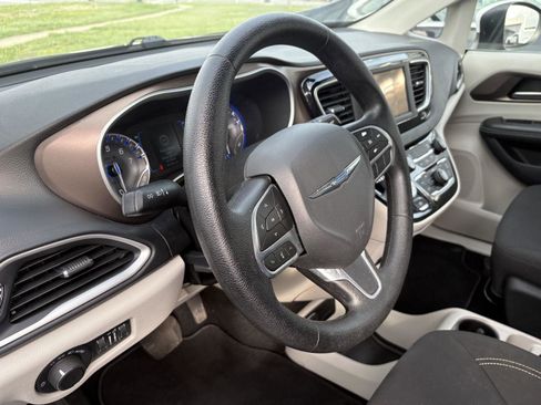 Used 2020 Chrysler Voyager LX FWD image 6