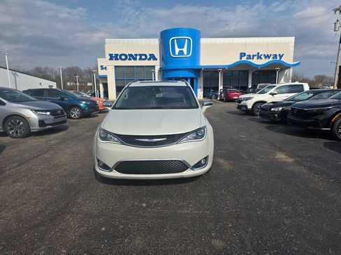 Used 2017 Chrysler Pacifica Limited w/ UConnect Theater Package image 8