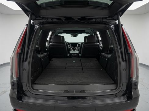 Used 2018 Cadillac Escalade ESV Luxury AWD/4WD image 4