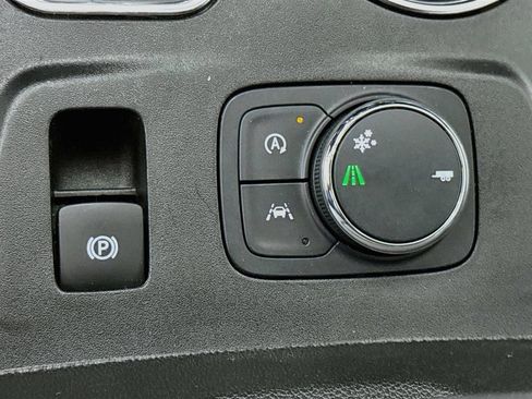 Used 2023 Chevrolet Traverse LT FWD image 10
