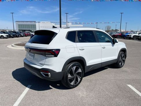 Used 2025 Volkswagen Taos SE AWD/4WD image 5