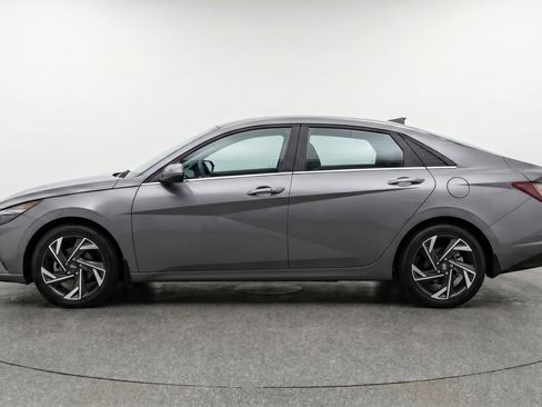 Used 2025 Hyundai Elantra SEL FWD image 5