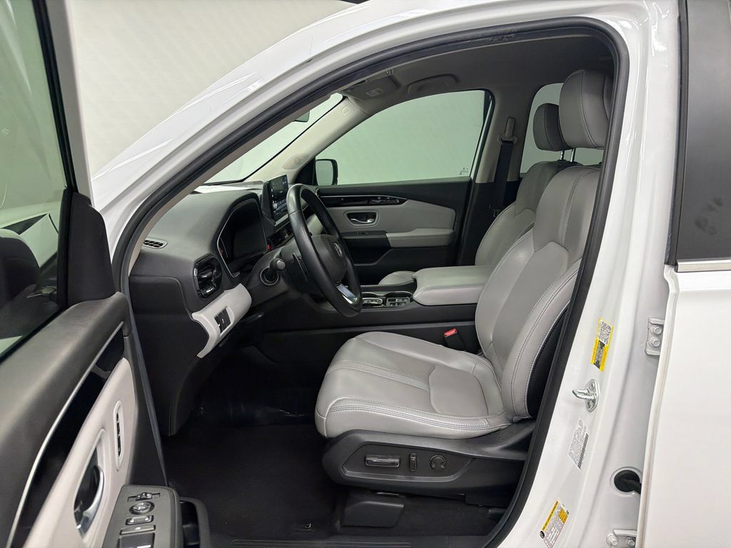 Used 2025 Honda Pilot EX-L image 9