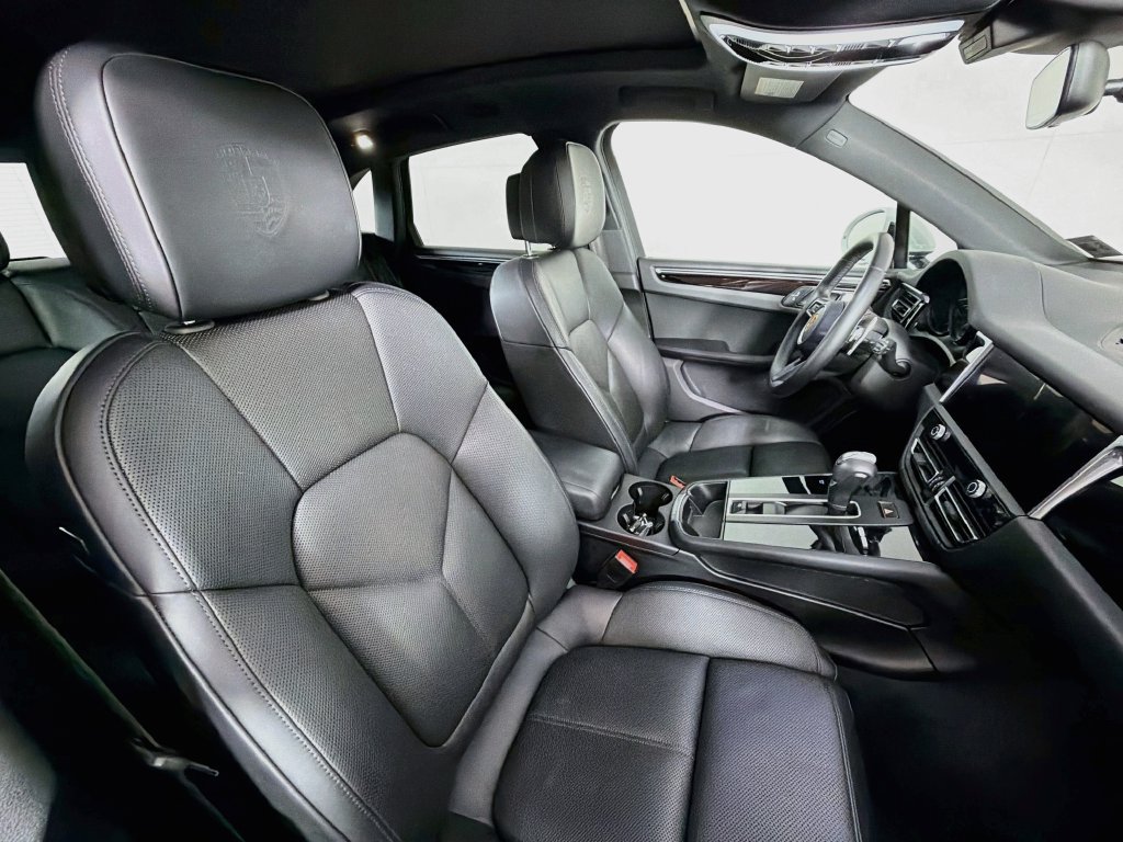 Certified 2023 Porsche Macan AWD/4WD image 30
