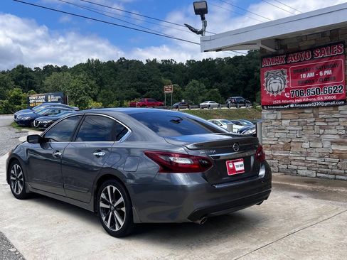 Used 2017 Nissan Altima 2.5 SR w/ LED Appearance Package image 4