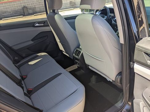 Used 2023 Volkswagen Taos SE w/ Panoramic Sunroof Package AWD/4WD image 25