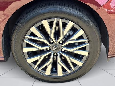 Used 2025 Nissan Altima 2.5 SV FWD image 12