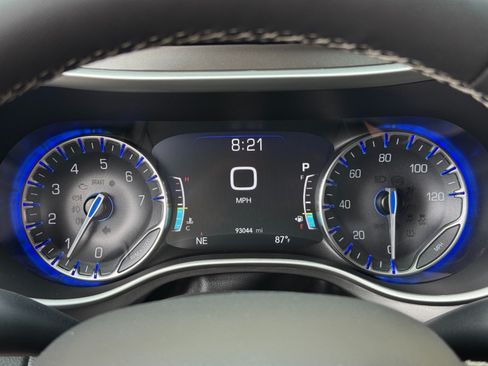 Used 2022 Chrysler Pacifica Touring-L FWD image 18