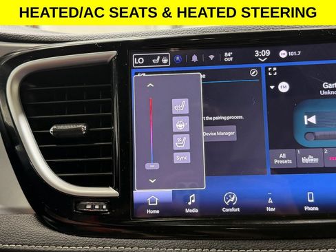 Used 2025 Chrysler Pacifica Limited FWD image 3