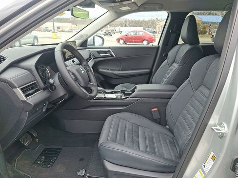 New 2026 Mitsubishi Outlander SE image 6
