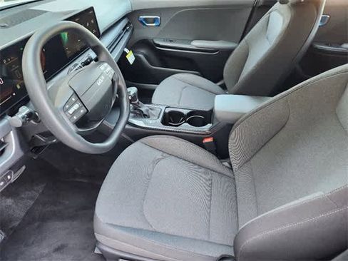 Used 2025 Kia K4 LX image 2