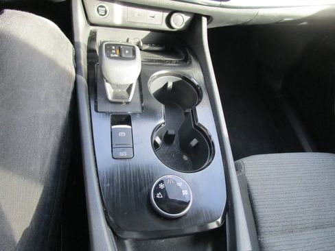 Used 2022 Nissan Rogue SV AWD/4WD image 17