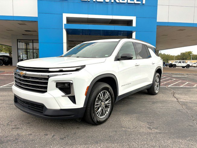 Used 2025 Chevrolet Traverse LT FWD image 1