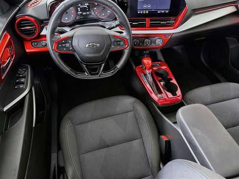 Used 2025 Chevrolet Trax RS w/ Sunroof Package FWD image 28