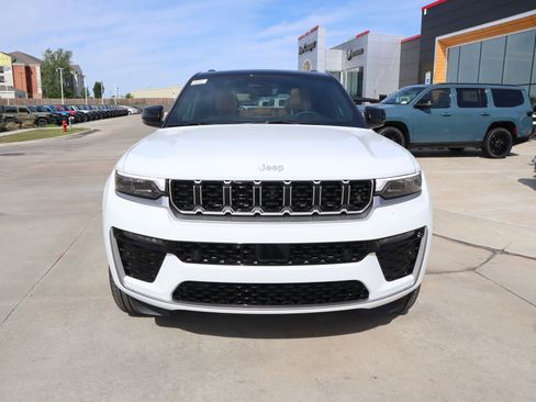 New 2026 Jeep Grand Cherokee Summit AWD/4WD image 10
