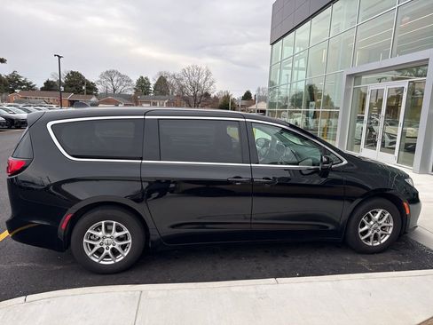 Used 2024 Chrysler Pacifica Touring-L image 2