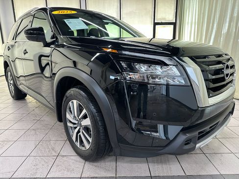 Used 2025 Nissan Pathfinder SL AWD/4WD image 2