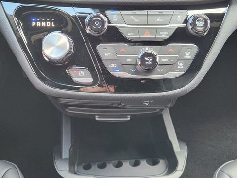 New 2026 Chrysler Pacifica Select image 14